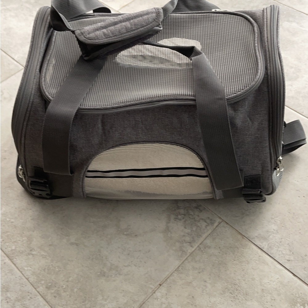 Premium Gray Pet Carrier for Cats - Picture 4 of 10